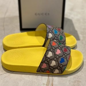Girls Gucci supreme hearts slides size 30
